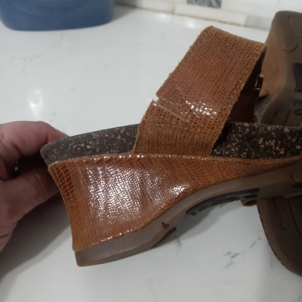 Ariat 20983 Woman's brown Leather Reptile Strappy thong toe wedge sandals 8